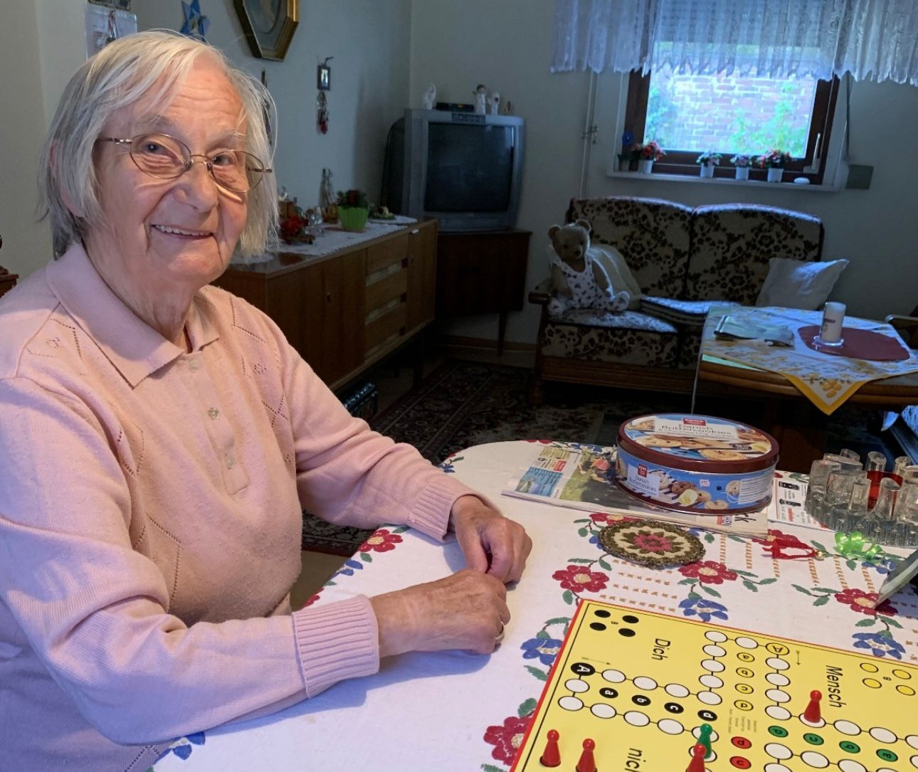 SK Unterstützung im Alltag - alte Dame spielt Ludo